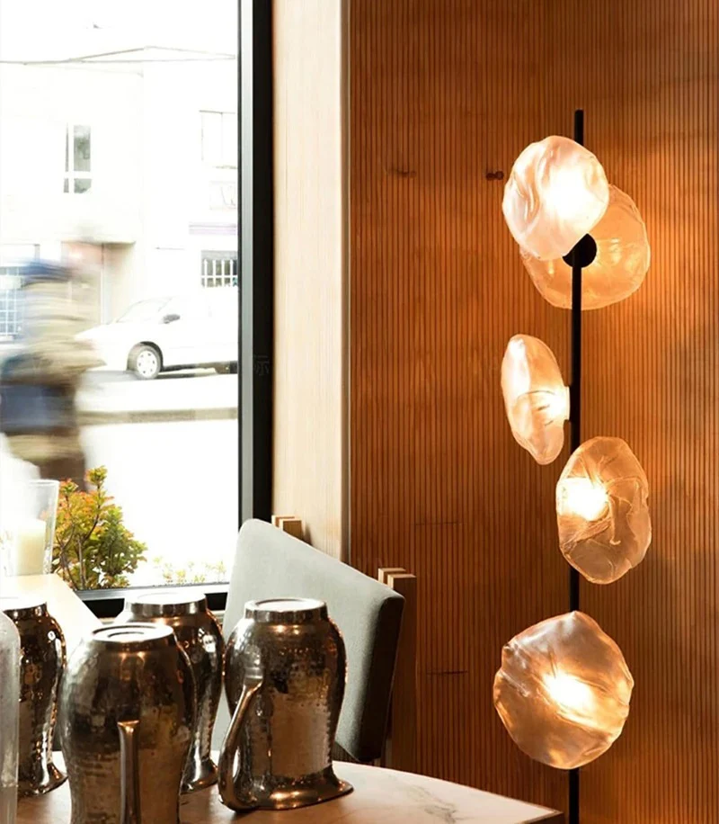 Lampadaire au design abstrait et verre fumé - Image 6