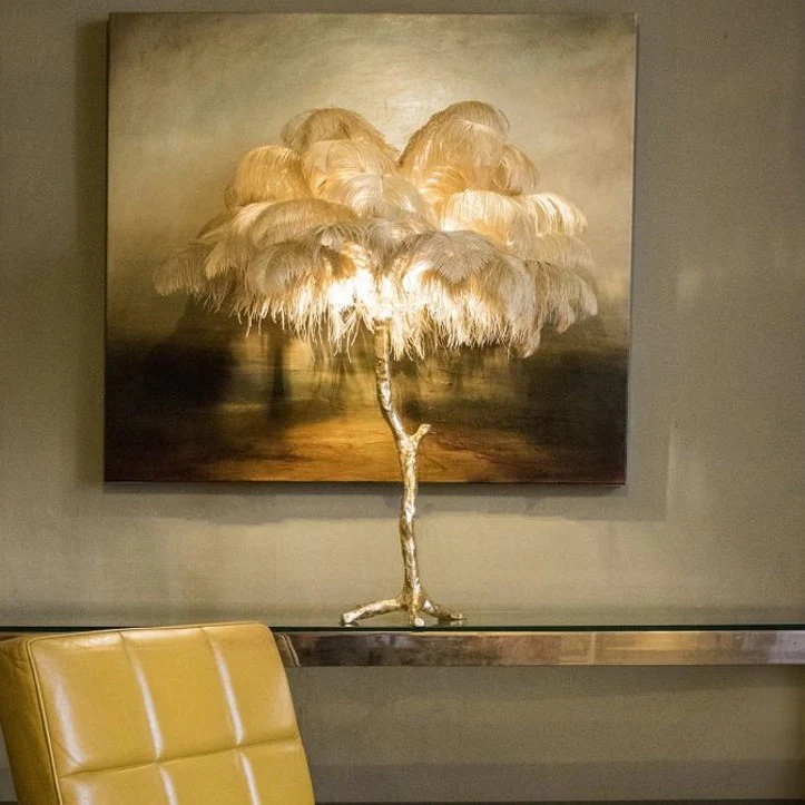 Lampadaire doré en plumes d’autruche - Image 9