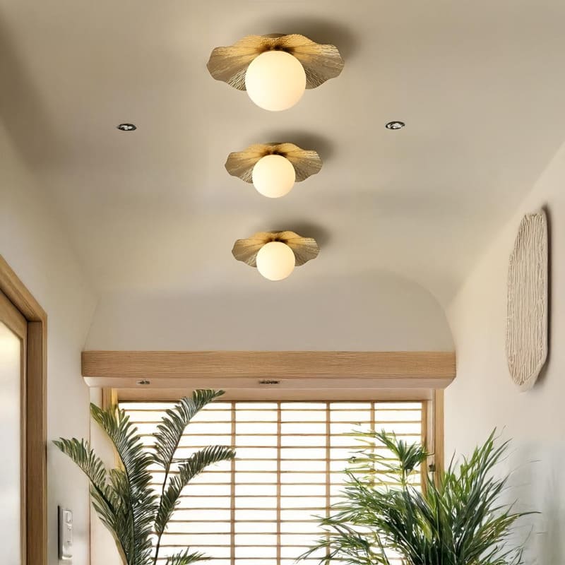 Plafonnier en cuivre martelé et boule de verre dépoli - Image 4