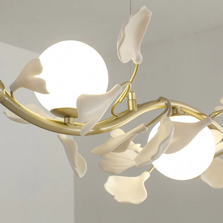 Suspension élégante en forme de pétale de feuille blanche et métal doré - Image 4